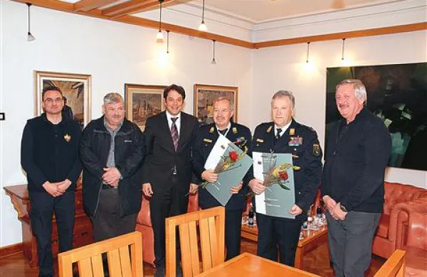 Župan Matej Arčon je sprejel dolgoletna predsednika oziroma poveljnika  PGD Dornberk in funkcionarja v gasilskih organizaciji Bogdana Žorža (četrti z leve) in Ivana Vidmarja (peti z leve).