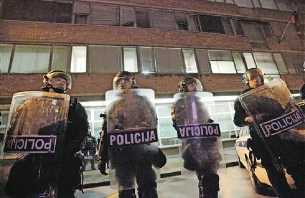 “Policijsko nasilje ne more biti (in tudi nikoli ni bilo) učinkovito sredstvo za pomiritev razmer v državi; nasilje lahko sproži zgolj večji val nasilja in še srditejši odpor,” opozarjajo v uredništvu Časopisa za kritiko znanosti, domišljijo in novo antropologijo 