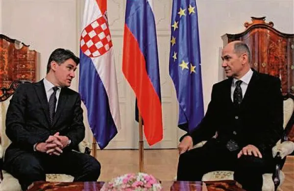 Slovenski in hrvaški premier Janez Janša in Zoran Milanović bosta v ponedeljek na Mokricah podpisala memorandum, s katerim vladi soglašata, da bosta vprašanje prenesenih deviznih vlog Ljubljanske banke rešili v okviru nasledstva Foto: STA