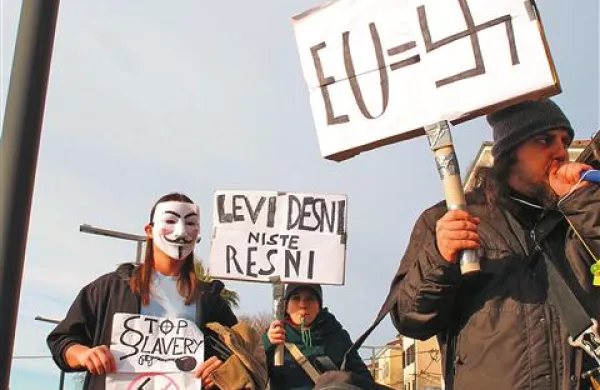Protesti v Kopru - ena od treh razstavljenih fotografij novinarke PN Maje Pertič Gombač