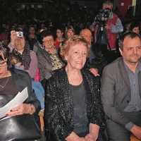 Vera Clemente Kojić (na fotografiji med Majo Jerman Bratec z novogoriške izpostave JSKD in županom Urošem Brežanom) je že šest desetletij predana zborovski glasbi     