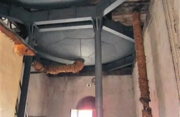 V notranjosti vodnega stolpa iz leta 1857 se mogoti trdna kovinska konstrukcija dveh vodnih cistern, ki segata do strehe. Cevi so izolirane z ovoji, spletenimi iz pšeničnih stebel, na steni so nameščeni merilniki za količino vode, rezervoarji (na fotografiji je viden njihov spodnji del) so kovičeni.