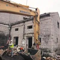 Stroji so bili v petek popoldne  že pri divaškem vodnem stolpu, delavci so sneli lesena okna z okvirji in odstranjevali odpadke. Mimoidoči Ljubljančan,  sicer železničar,  ni skrival navdušenja nad mojstrsko izklesanimi kamni, iz katerih je zgrajena stavba. “Če bi lahko, bi to stavbo odkupil, tako lepa je,  ukvarjam se namreč z obdelovanjem kamna in vem, koliko znanja in dela je bilo vloženega vanjo,” je dejal. 