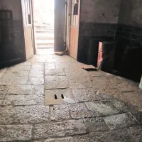 Čudoviti kamniti tlak z nagibom v vodnem stolpu, kjer so poleg cistern z vodo za parne lokomotive hranili tudi oljna maziva 