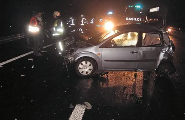Voznik iz Vrhnike je po prvi nesreči ob rob avtoceste postavil varnostni trikotnik, med vračanjem proti avtomobilu pa ga je spregledal voznik tovornjaka in trčil vanj