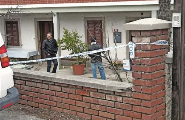 V Čežarjih pri Kopru, v hiši ob Istrski cesti, so dopoldne našli moško truplo