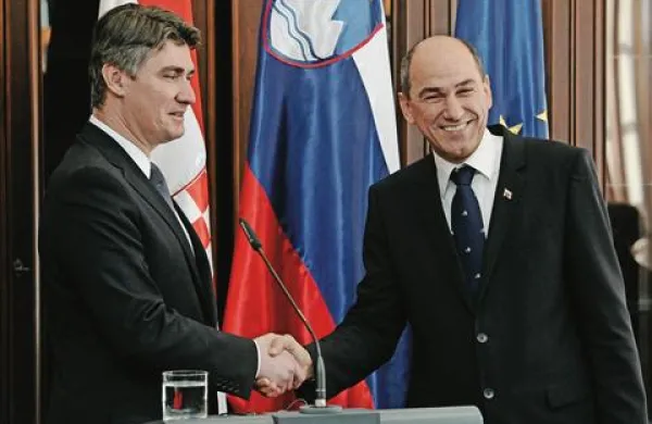 Premierja Slovenije in Hrvaške Janez Janša in Zoran Milanović sta danes na Mokricah podpisala memorandum glede reševanja vprašanja nekdanje Ljubljanske banke v okviru nasledstva