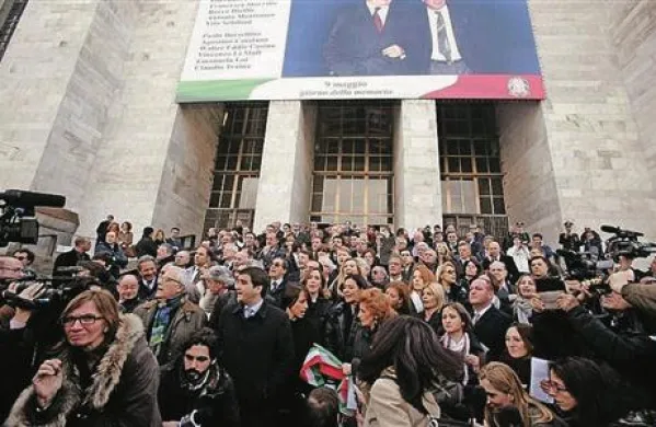 Poslanci stranke Silvia Berlusconija Ljudstvo svobode so danes protestirali pred in v stavbi sodišča v Milanu, kjer je bila obravnava proti njihovemu predsedniku v primeru Ruby