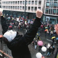  5000 protestnikov je za ene dokaz, da protestna vnema pojema, za druge pa, da gori še naprej, saj v sobotnem dežju ni bilo prijetno več ur stati na prostem