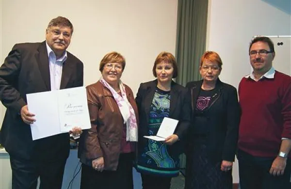 Med letošnjimi prejemniki priznanja in plakete Slovenske zveze društev za boj proti raku je koprska Srednja tehniška šola (STŠ) v sklopu akcije Dijak dijaku proti raku. Priznanje in plaketo so predstavili na volilni skupščini Obalnega društva za boj proti raku, kjer je nastal spominski posnetek - z leve:   Vilko Grlj (STŠ), Jadranka Vrh Jermančič, nova podpredsednica društva,  Elvira Krajnc  (STŠ), Maja Primic Žakelj, predsednica Slovenske zveze društev za boj proti raku in Andrej Cör, novoizvoljeni predsednik društva.        