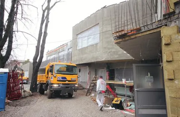 Medtem ko so sta se gradnji vrtca Ciciban in podružnične šole Ledine vlekli in zatikali, prenova stoletnega vrtca Julke Pavletič teče po dogovoru. Otroci naj  bi se vanj znova vselili z novim šolskim letom. 