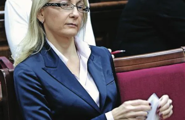 Luka Koper je tudi uradno razširila dnevni red aprilske skupščine s predlogom Mestne občine Koper, da se v nadzorni svet družbe za štiriletno mandatno obdobje imenuje Sabino Mozetič, ki je to funkcijo opravljala že do zdaj