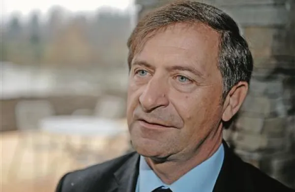 Prvak Desus Karl Erjavec je že parafiral osnutek koalicijske pogodbe, je povedal pred sejo izvršnega odbora Desus, na kateri bodo odločali o vstopu stranke v vlado