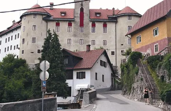 Idrija, ki so jo lani razglasili za  razvojno najbolj prodorno občino, bo jutri na srečanju županov in občin v projektu Zlatega kamna dobila naslednico. Med  finalisti so tudi Nova Gorica, Tolmin in Postojna.