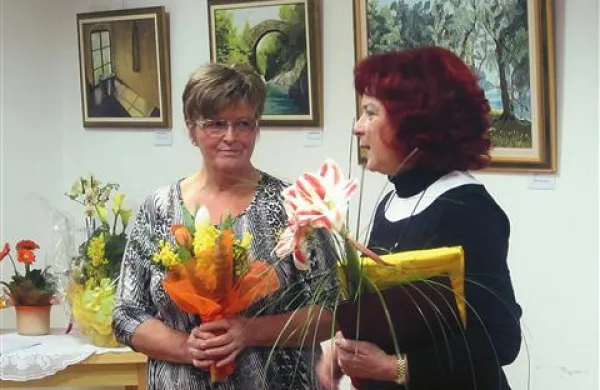 Ob dnevu žensk so v mali dvorani kulturnega doma odprli razstavo   slik domačinke Irene Furlanič (na fotografiji desno, ob predsednici KD Istrski grmič Vlasti Jerman)