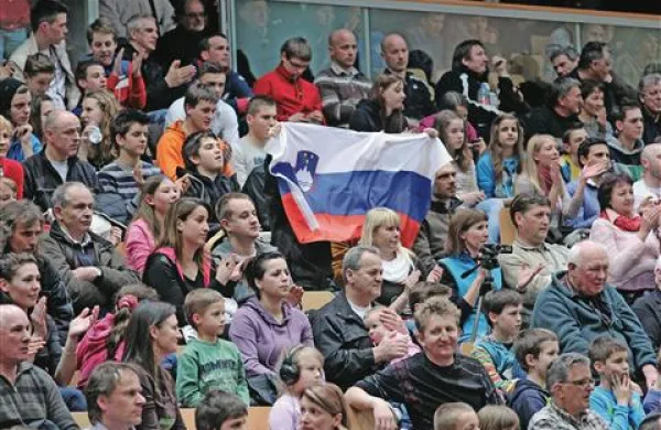 Slovenska moška namiznoteniška reprezentanca je  pred 400 gledalci na odločilni tekmi za uvrstitev na evropsko prvenstvo prve jakostne skupine   izgubila s  Poljsko z 0:3