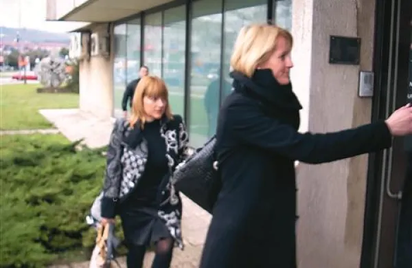 Nekdanja ravnateljica Ksenija Korče (na fotografiji levo, vstopa za svojo odvetnico) včeraj z Vrtcem Postojna ni sklenila  poravnave 