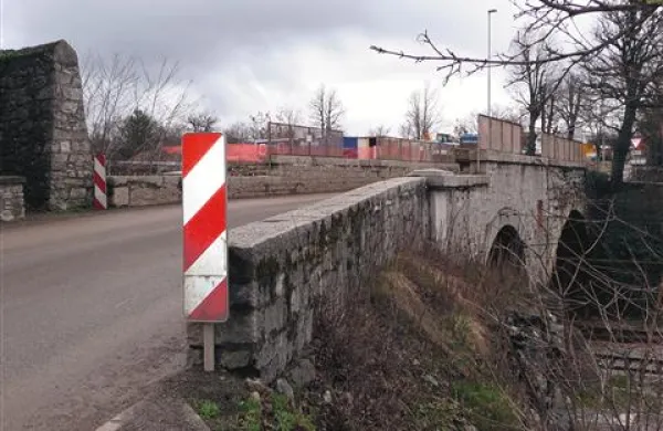 Poleg pobude za spomeniško zaščito vodnega stolpa in s tem njegovo morebitno ohranitev je včeraj na Zavod za varovanje kulturne dediščine in na resorno ministrstvo prispela še pobuda za  ohranitev in obnovo mostu (na fotografiji) v Divači, ki je sicer tudi predviden za rušenje  