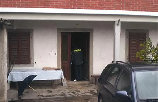 Ogled prizorišča krutega dogajanja se je nadaljeval tudi včeraj