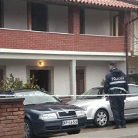V hiši tik ob cesti so  iskali uporabne sledi, ki bi morda lahko zožile krog osumljencev