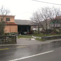 S trakovi so zavarovali tudi gospodarsko poslopje na drugi strani ceste