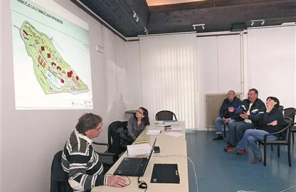 Javne obravnave so se udeležili natanko trije krajani