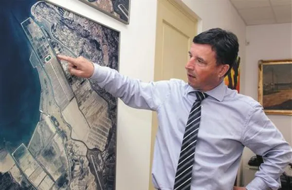 Direktor Solin Klavdij Godnič kaže na območje Lere, kjer so uredili terme na prostem 