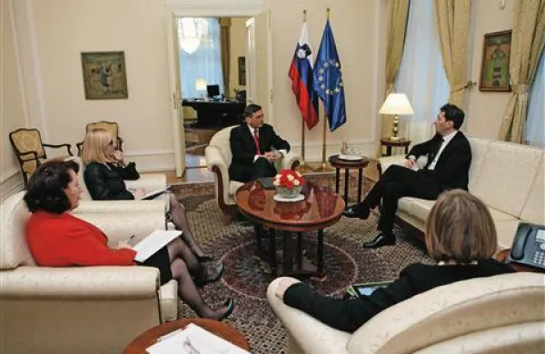 Borut Pahor danes in v četrtek opravlja posvete s predstavniki poslanskih skupin in predstavnikoma narodnih skupnosti o kandidatih za guvernerja Banke Slovenije. V četrtek pričakuje še vodji poslancev SLS in NSi ter predstavnika narodnih skupnosti.