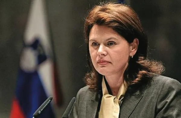 Podpis koalicijske pogodbe potencialnih partneric je predviden že za nocoj, okvirno eno uro po končani seji svet PS (na fotografiji mandatarka Alenka Bratušek)
