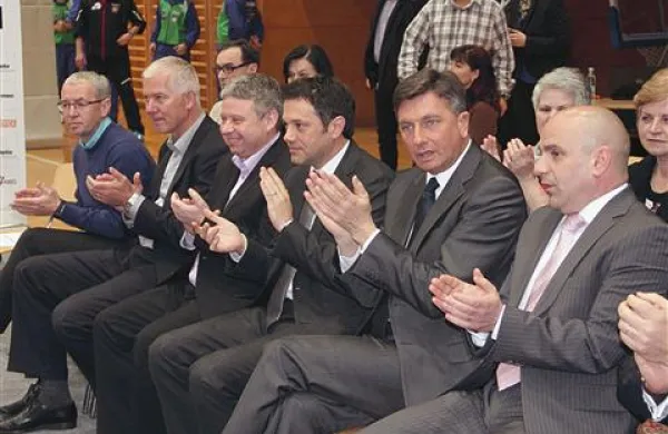 Tekmam je z zanimanjem sledil predsednik republike Borut Pahor, obdan s predsednikom NTZS Marjanom Hribarjem (desno) in novogoriškim županom Matejem Arčonom (četrti z leve)