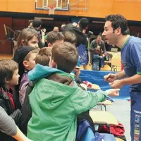 Po tekmi je Bojan Tokić otrokom potrpežljivo delil podpise na papir, majico ali kar na roko