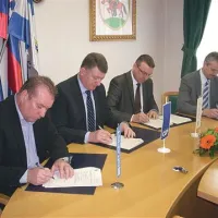 Direktor  podjetja Grafist Branko Vidovič (na fotografiji z leve proti desni), predsednik uprave CGP Marjan Pezdirc, direktor Hidrotehnike Srečko Judar in župan občine Pivka Robert Smrdelj so včeraj podpisali pogodbo za izgradnjo kanalizacije in vodovoda v Pivki, Petelinjah, Hrastjah in delu Radohove vasi