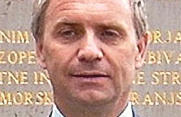 Obrambni minister, ki opravlja tekoče posle, Aleš Hojs je danes s štirimi župani posoških občin podpisal pogodbo o brezplačnem prenosu nekaterih nepremičnin na občine, ki jih bodo te namenile za razvoj gospodarske, turistične in drugih dejavnosti