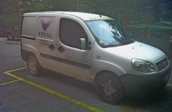 Kombi, s katerim dostavljajo Primorski dnevnik kioskom in raznašalcem za goriško in videmsko pokrajino