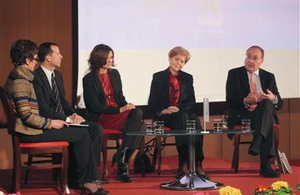 Na sinočnji okrogli mizi so o tem,  kako iz krize, razpravljali (z leve): moderatorka Ingrid Kašca Bucik, Enzo Smrekar, Irena Prijović, Cvetka Selšek in  Peter Kraljič