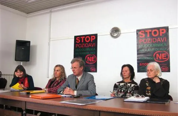 Civilna iniciativa (v sredini Marko Zorman) bo za referendumsko kampanjo porabila od 500 do 600 evrov, največ za plakate in letake