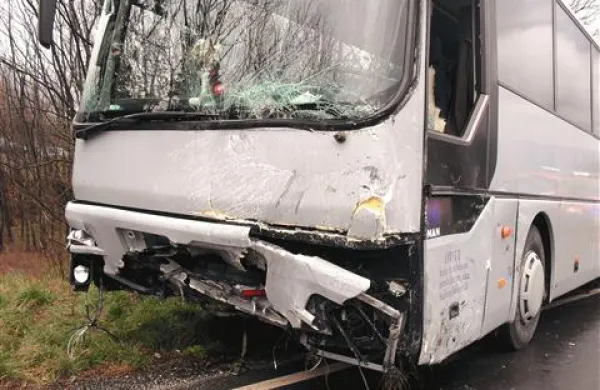 V polnem avtobusu se na srečo ni nihče poškodoval