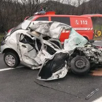 Poškodbe so bile tako hude, da je 19-letni voznik  umrl v zveriženi pločevini