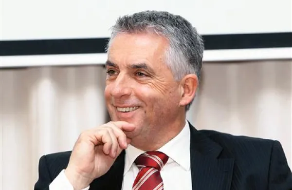 Podpredsednik Desus Tomaž Gantar je po pooblastilu predsednika Karla Erjavca začasno prevzel vodenje Desus