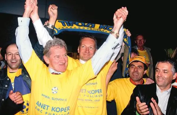 Nekoč je bila idila - na arhivski fotografiji sta  Milan Mandarić in župan Boris Popovič v vlakcu ob osvojeni pokalni lovoriki leta 2006