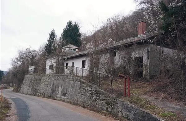 Obrambno ministrstvo je včeraj med drugim občini Kobarid tudi uradno  brezplačno odstopilo objekt na Livku