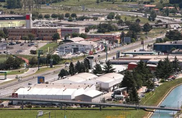 V trgovski verigi E. Leclerc ne odgovarjajo na vprašanje, ali jih mika nakup nekdanjih Citroenovih hal  