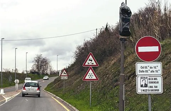 Plastično prekrivalo so s semaforja že dopoldne odstranili komunalni delavci