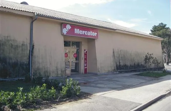 Občina oddaja prostore trgovine v skladišču soli v Portorožu, a v njej bo najverjetneje še naprej Mercator