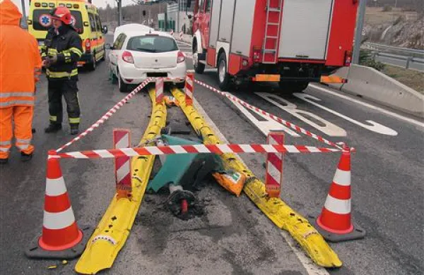  39-letni voznik  je brez zaviranja trčil v plastične stožce za ločevanje prometa in se ustavil šele, ko se je avto zagozdil v prometni signalizaciji