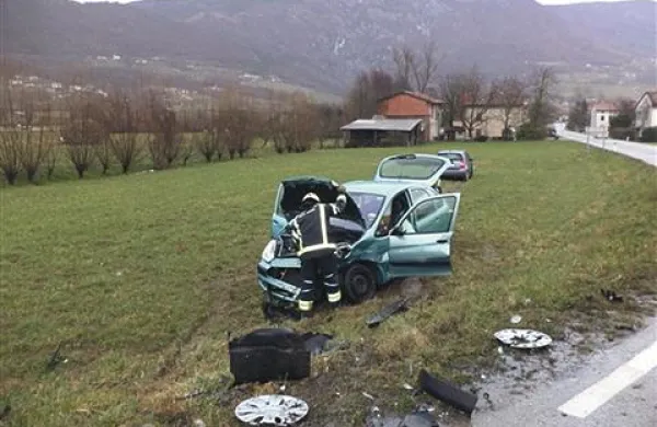V sredo dopoldne je 63-letna voznica avtomobila na Ajševici izsilila prednost 31-letnemu vozniku avtomobila