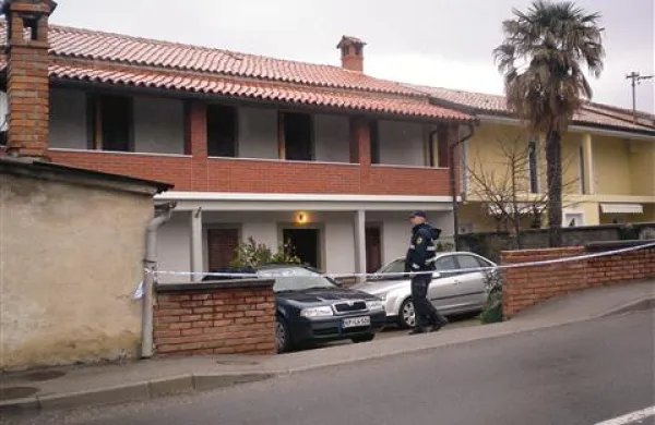 Policisti so z ogledom v hiši umorjenega nadaljevali tudi v torek 