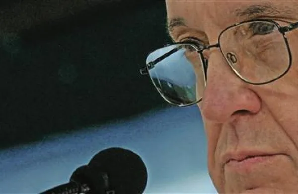 Papež Frančišek je danes v Apostolski palači prvič po izvolitvi sprejel vse kardinale in jih pozval k pogumu in vztrajanju pri oznanjanju vere