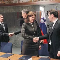 Koalicijski partnerji so si končno segli v roke v sredo  pozno zvečer 