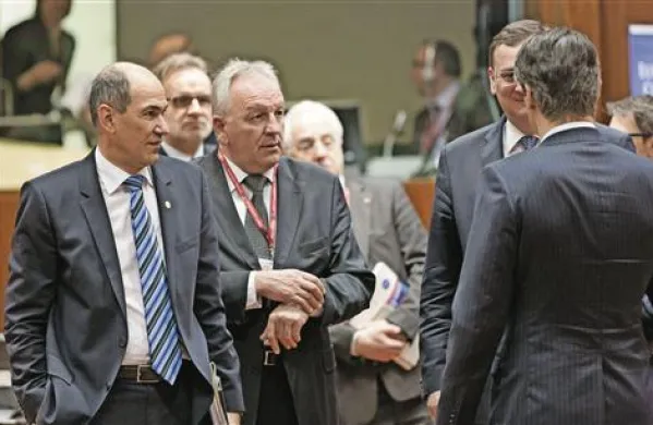 Prvi dan vrha EU je bil daleč od debatnega krožka, je premier, ki opravlja tekoče posle, Janez Janša zavrnil kritike, da unija ob rekordni brezposelnosti in problemih z rastjo le razpravlja